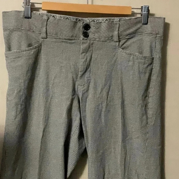 Lee - Picture 2 of 8